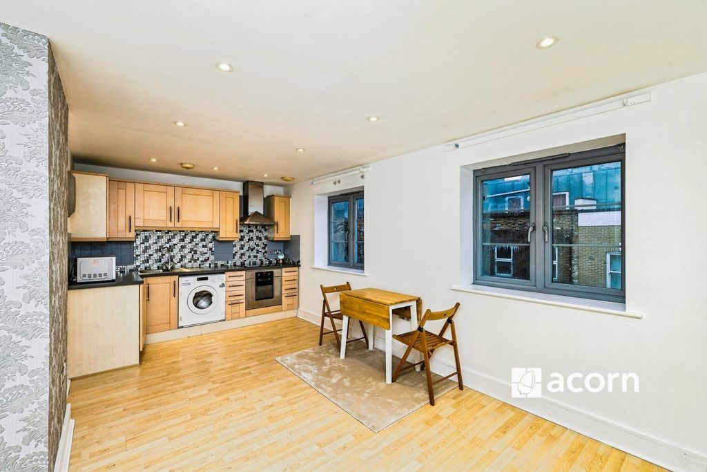 Property photo 2 of 10 Lounge (4)