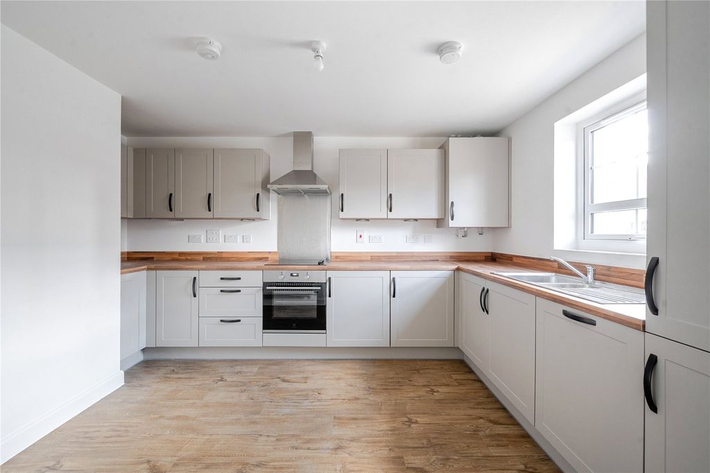 Property photo 2 of 8 Picture No. 12