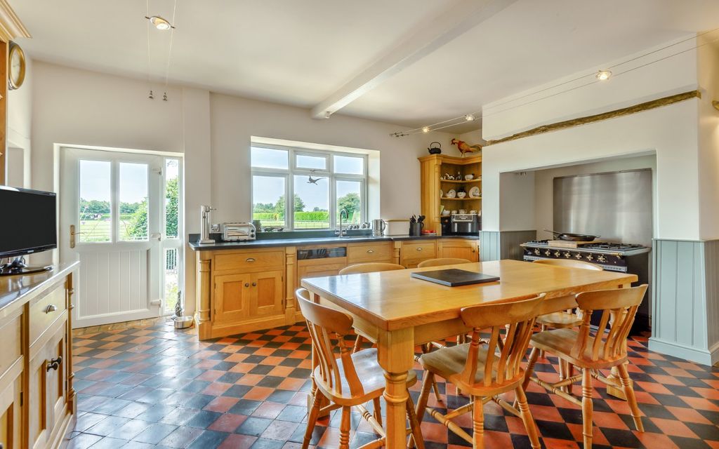 Property photo 2 of 20 Kitchen/Breakfast