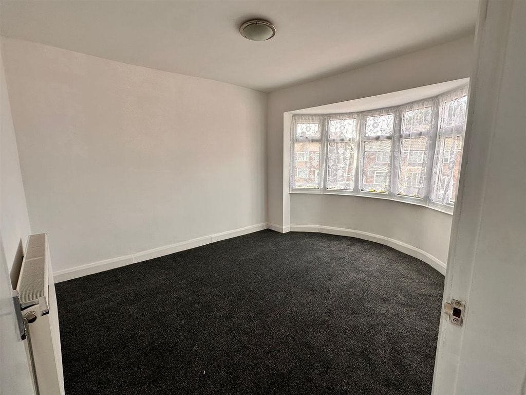 Property photo 3 of 11 Bed 1