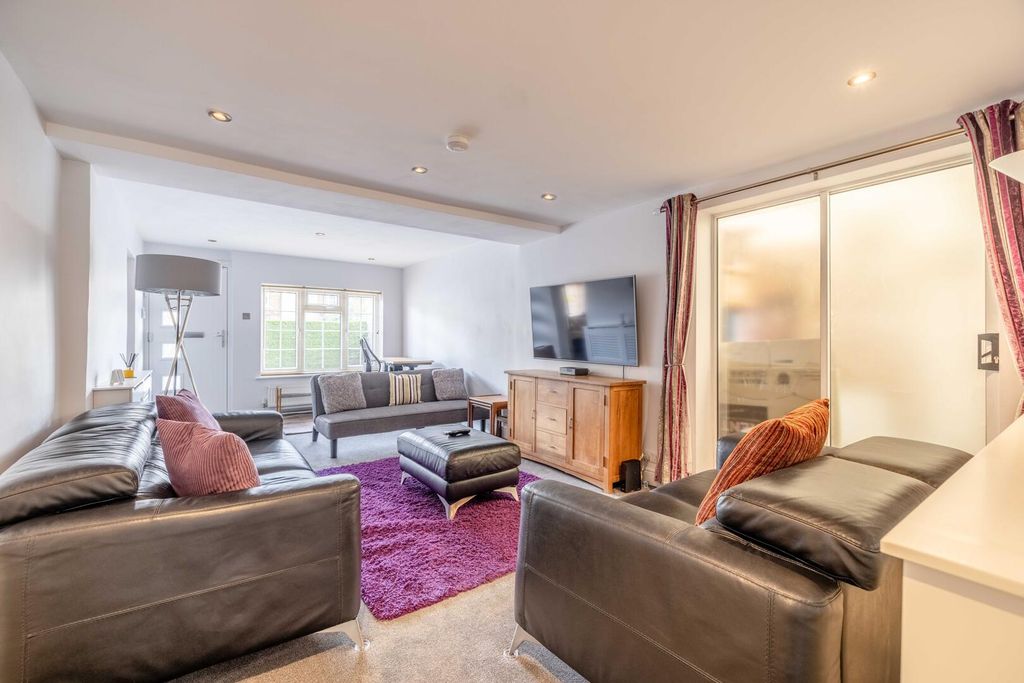 Property photo 3 of 21 Living Room