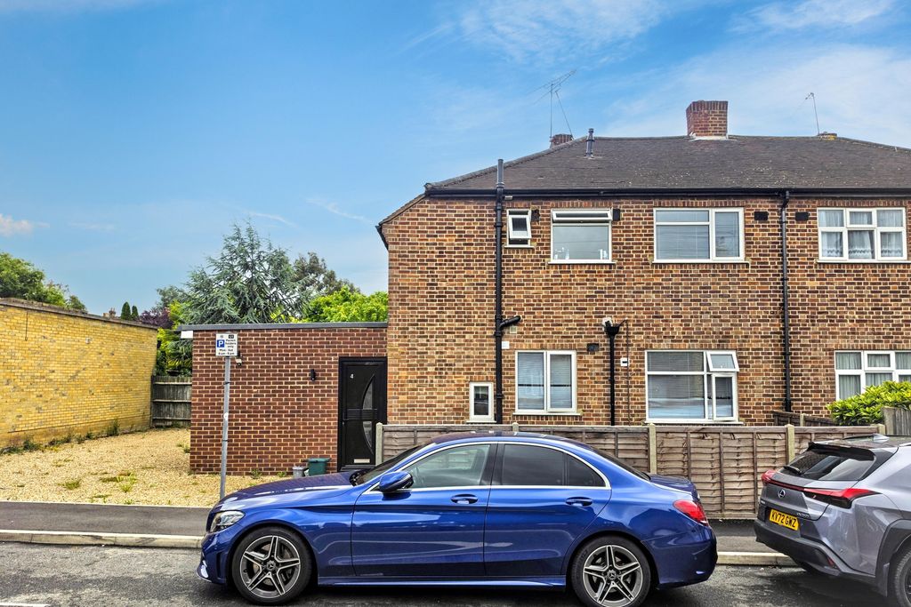 Property photo 1 of 11 4 Press Road, Uxbridge, Ub8 1At