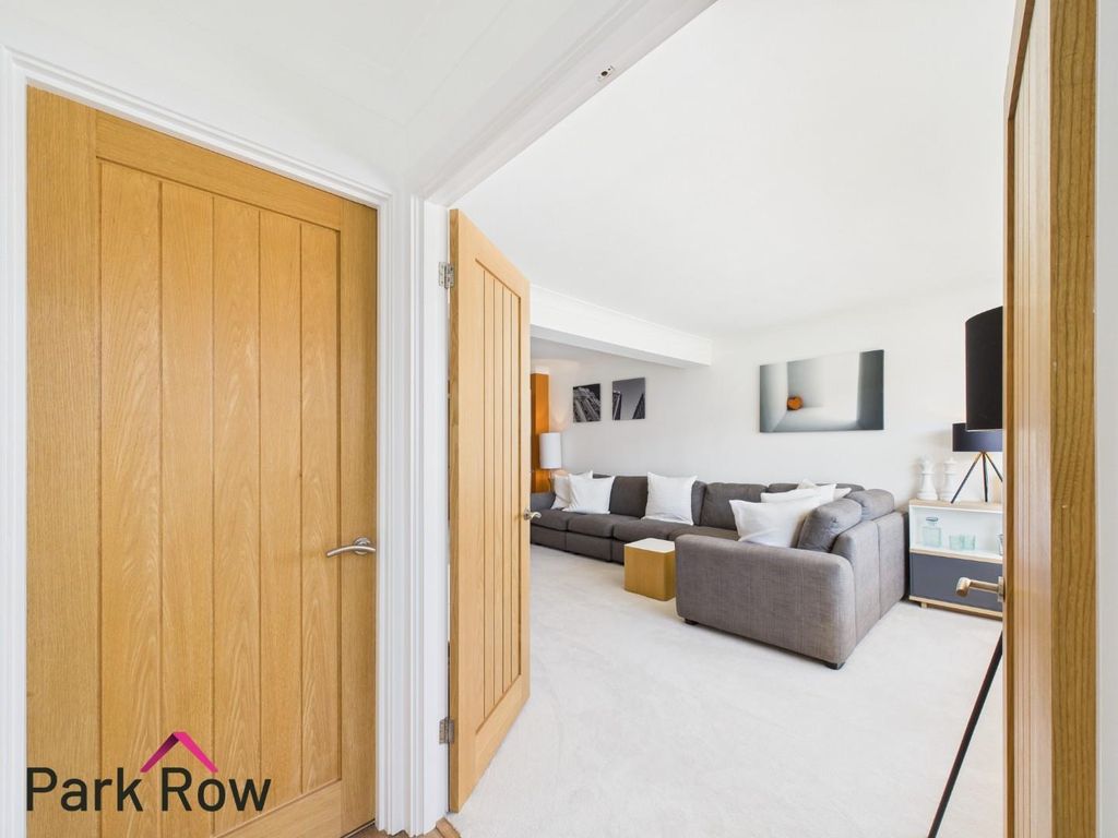 Property photo 2 of 27 Entrance Hallway