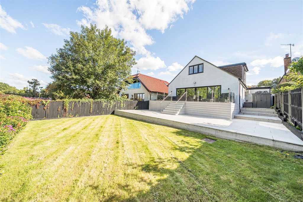 Property photo 3 of 18 Garden: