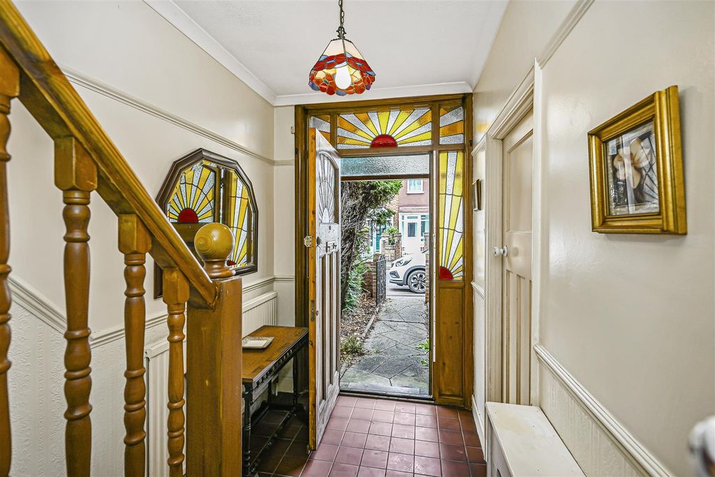 Property photo 2 of 30 35 Knebworth Avenue-30.Jpg
