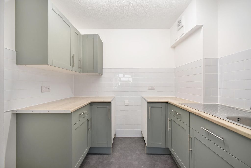 Property photo 3 of 17 Kitchen