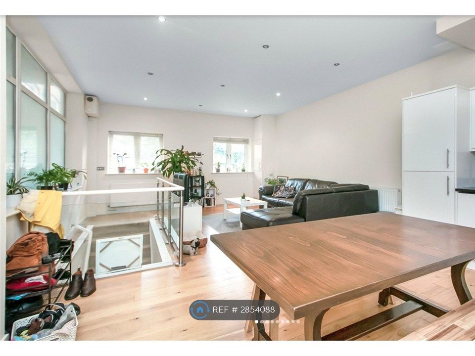 Property photo 2 of 9 Kitchen / Lounge