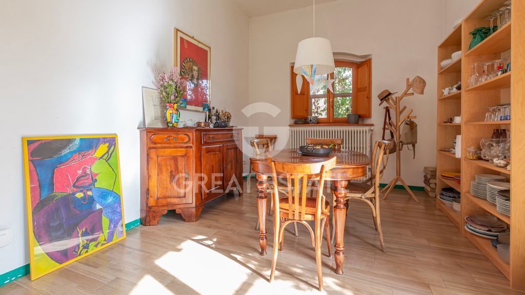 Property photo 2 of 76 Interiors