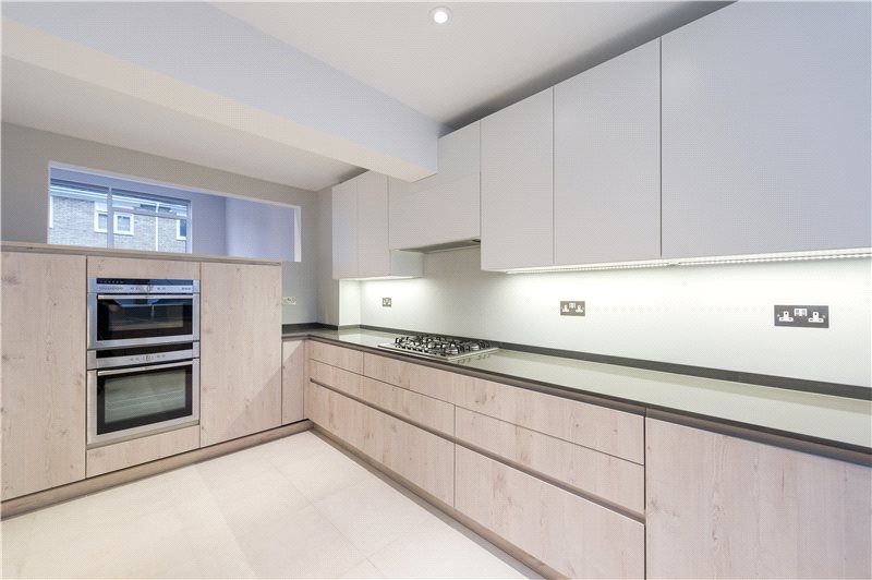 Property photo 3 of 10 Kitchen