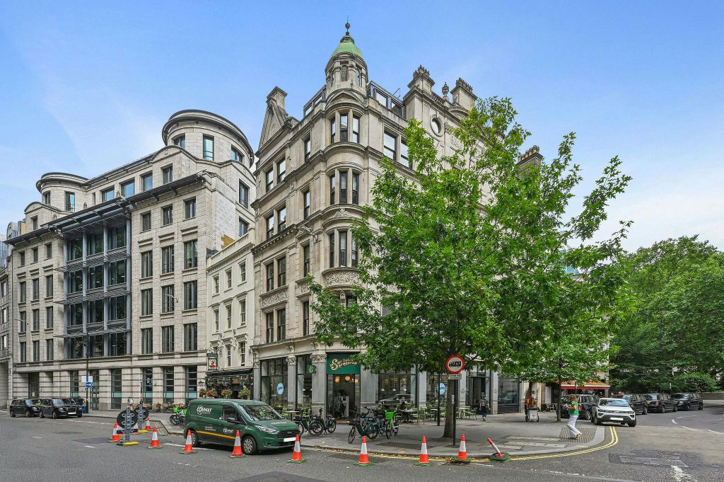 Property photo 3 of 20 Olshb1Greshamstreet18.Jpg