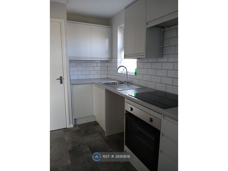 Property photo 3 of 9 Kitchen