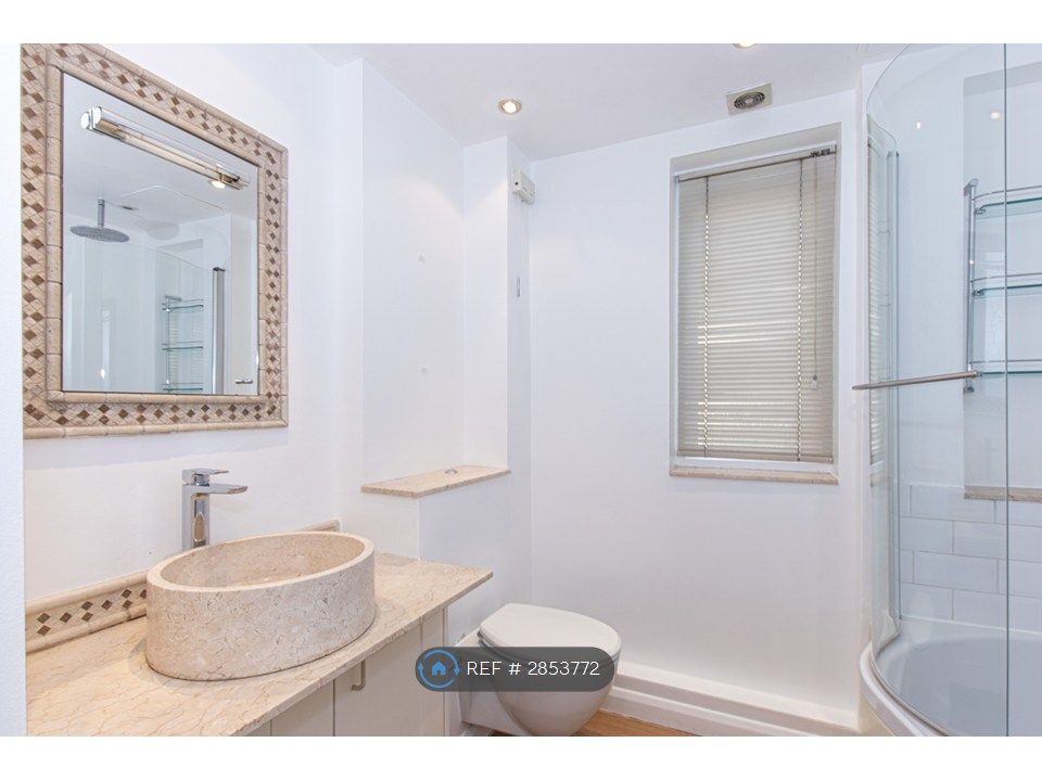 Property photo 2 of 11 Bathroom