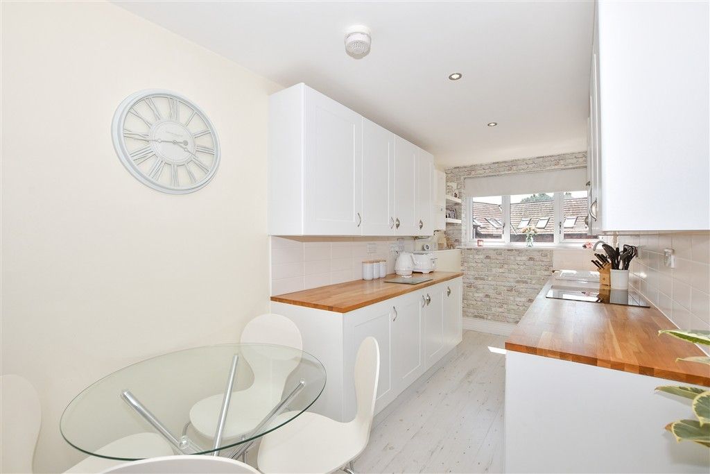 Property photo 3 of 11 Kitchen