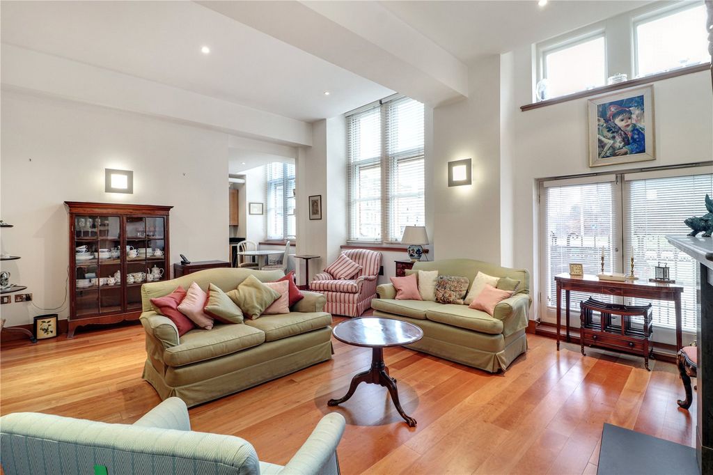 Property photo 2 of 12 Sitting Room
