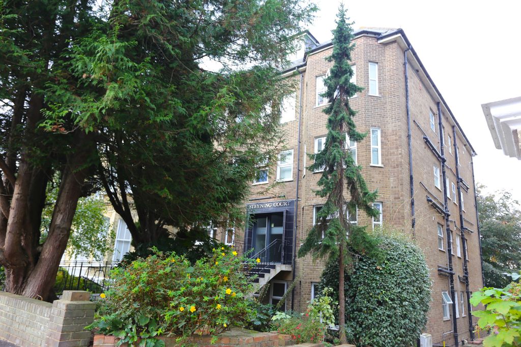 Property photo 1 of 16 17 Steyning Court (1)