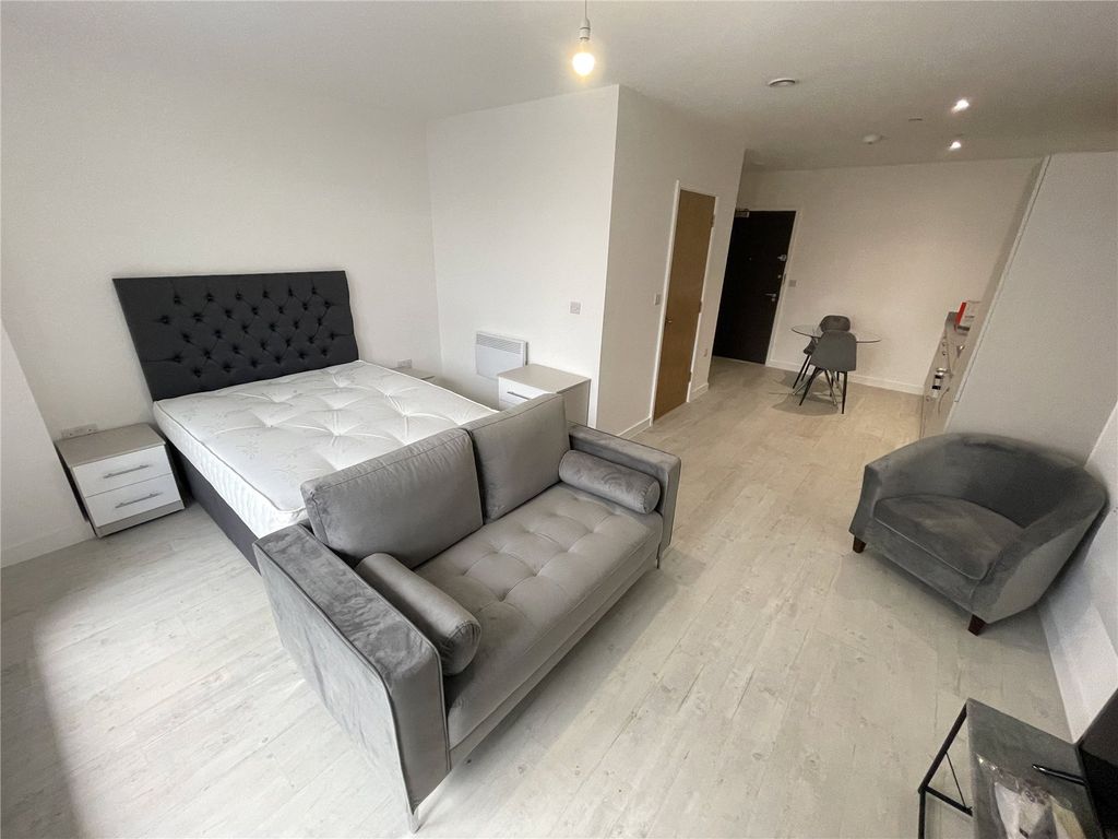 Property photo 2 of 6 Bedroom/Lounge