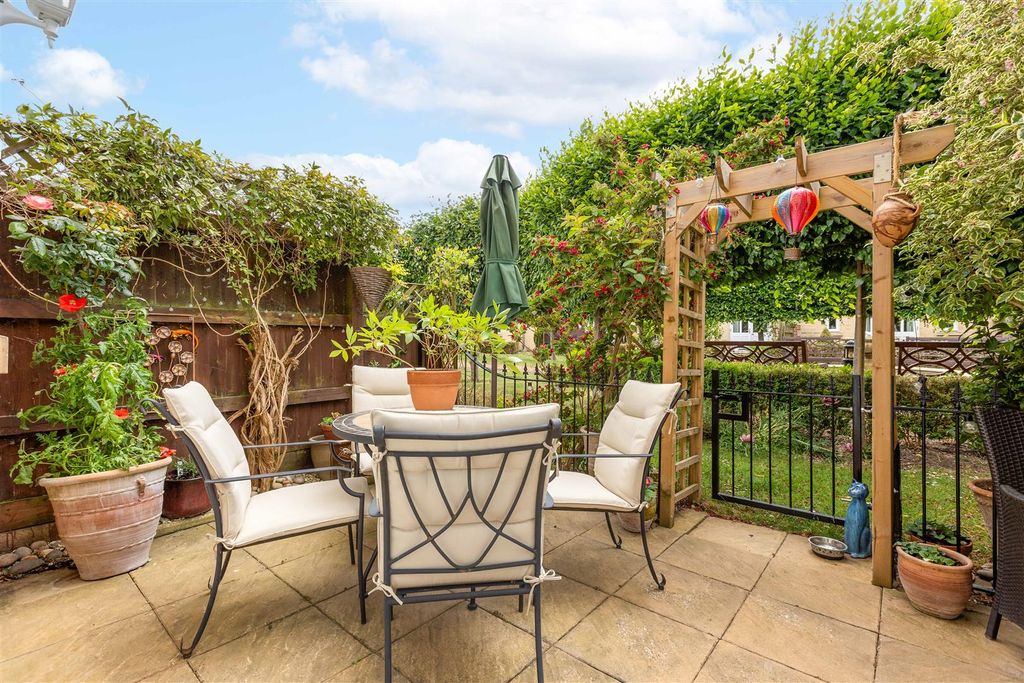 Property photo 2 of 29 Entertaining Courtyard