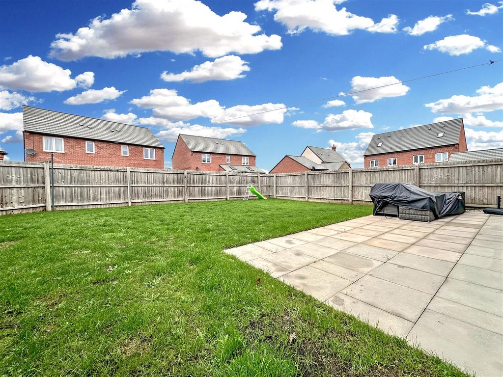 Property photo 3 of 19 Large Rear Garden 247