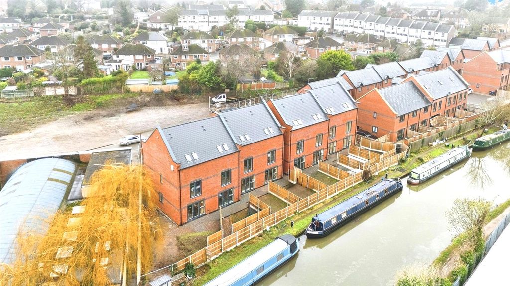 Property photo 1 of 17 Bespoke Canal Side