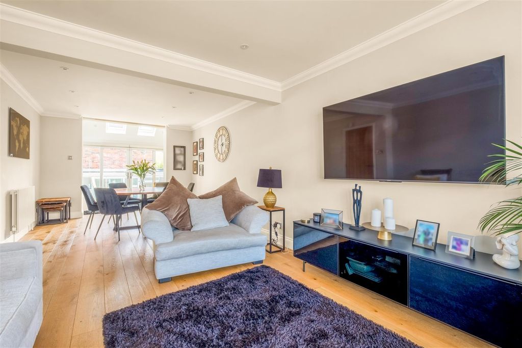 Property photo 3 of 37 1 Windlesham Close-8.Jpg