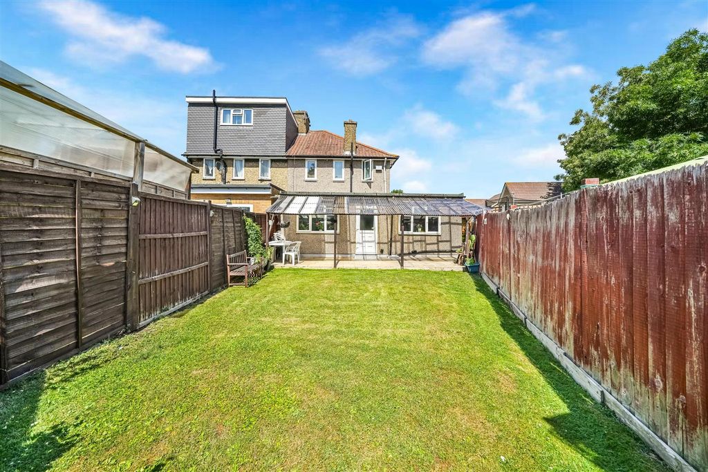 4 bed semi-detached house for saleWinding Way, Dagenham RM8