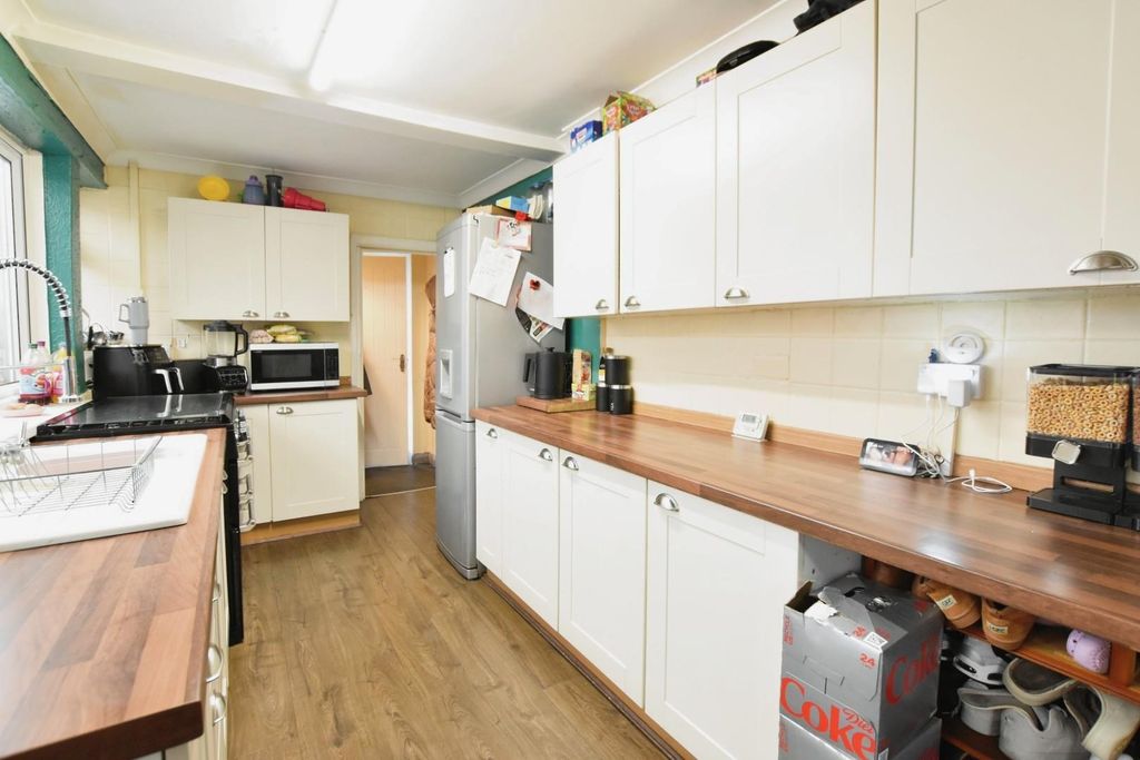 Property photo 2 of 18 Kitchen