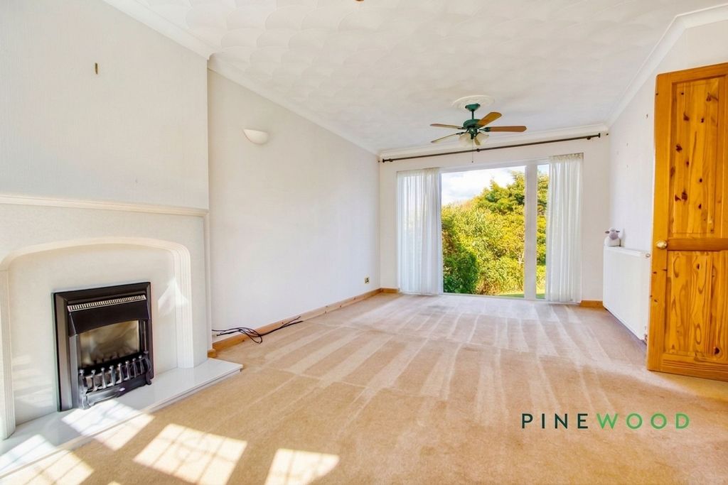 Property photo 3 of 24 Lounge / Dining Room