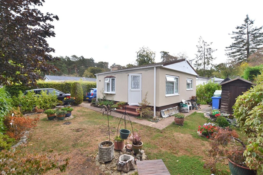 Property photo 2 of 10 Front Gardens.Jpg