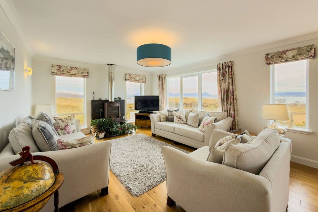 Property photo 3 of 43 Sitting Room