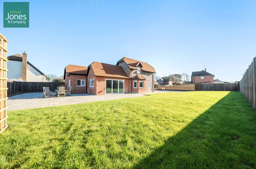 Property photo 2 of 21 Garden