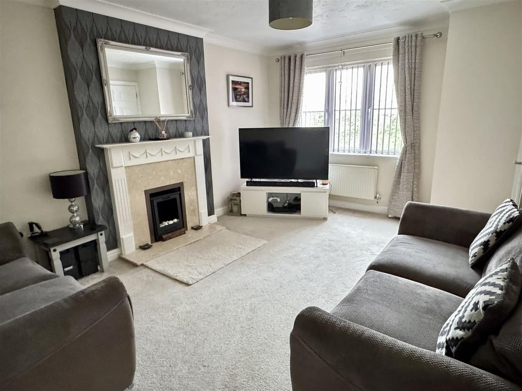 Property photo 3 of 20 Lounge: