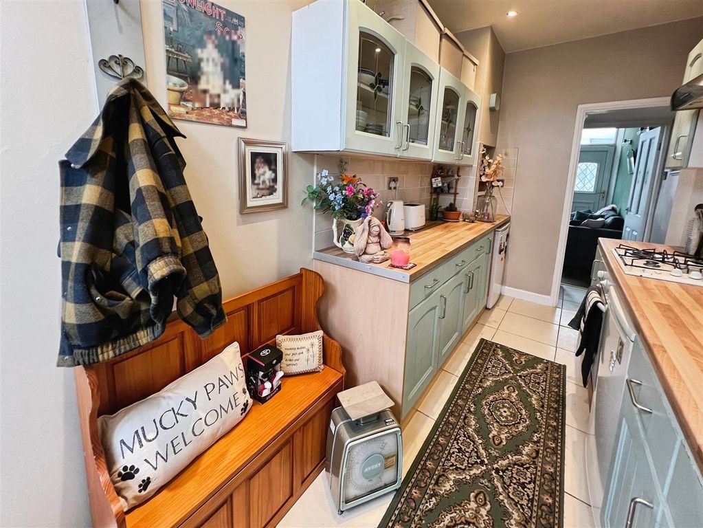 Property photo 3 of 19 Kitchen