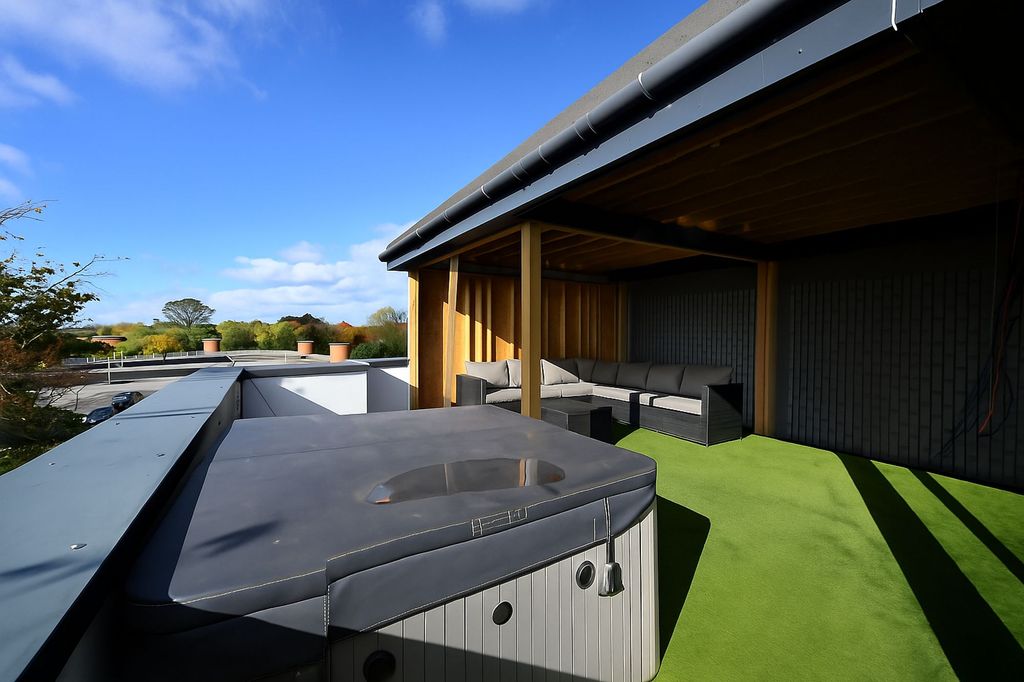 Property photo 3 of 25 Spa Deck