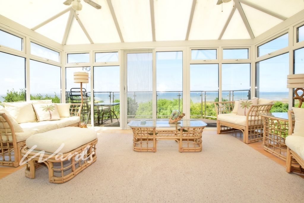 Property photo 2 of 25 Conservatory