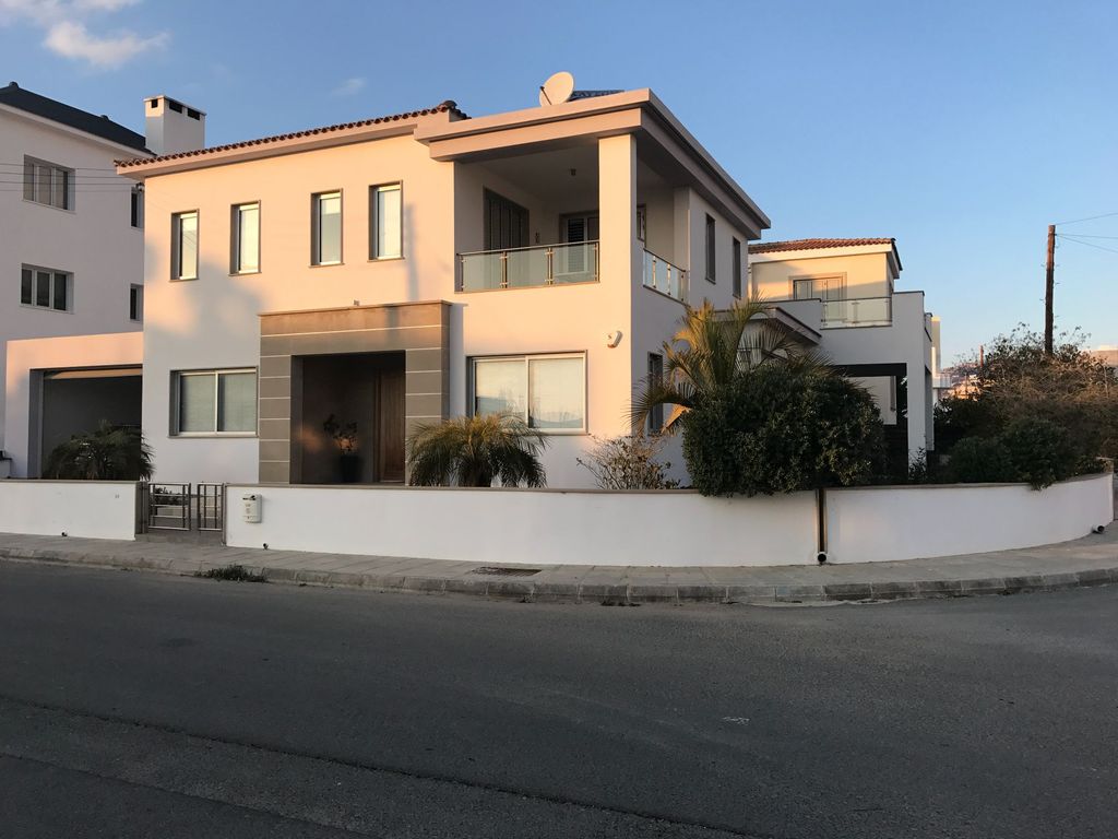Property photo 2 of 14
