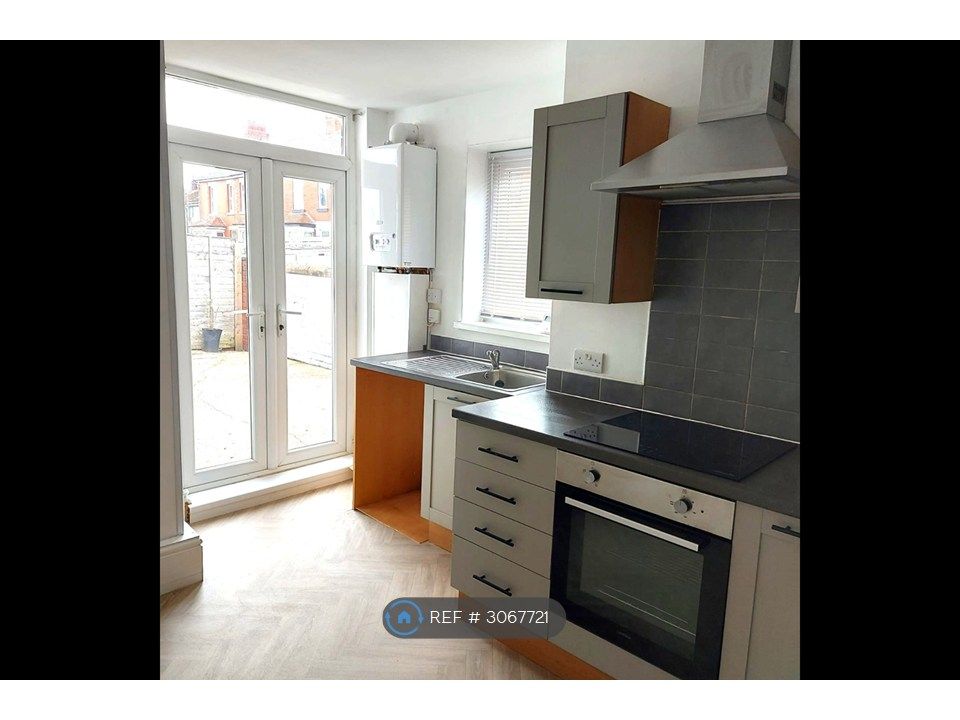 Property photo 1 of 8 Kitchen With Access To Courtyard