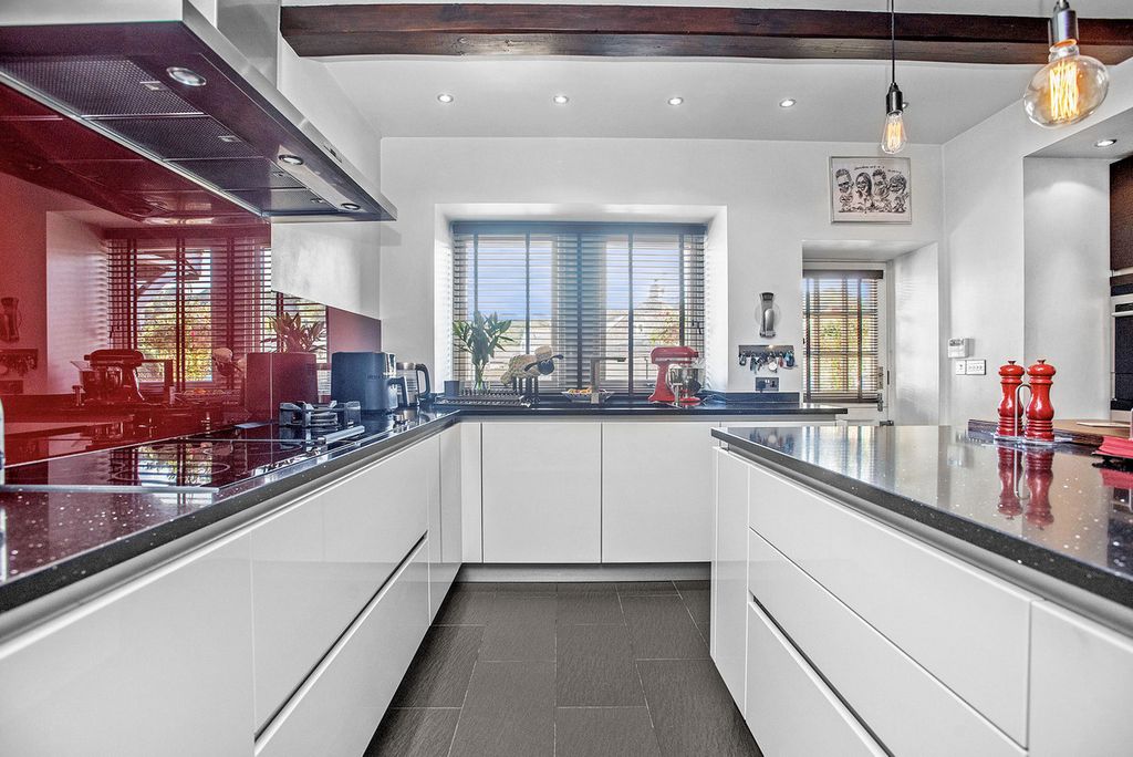 Property photo 3 of 33