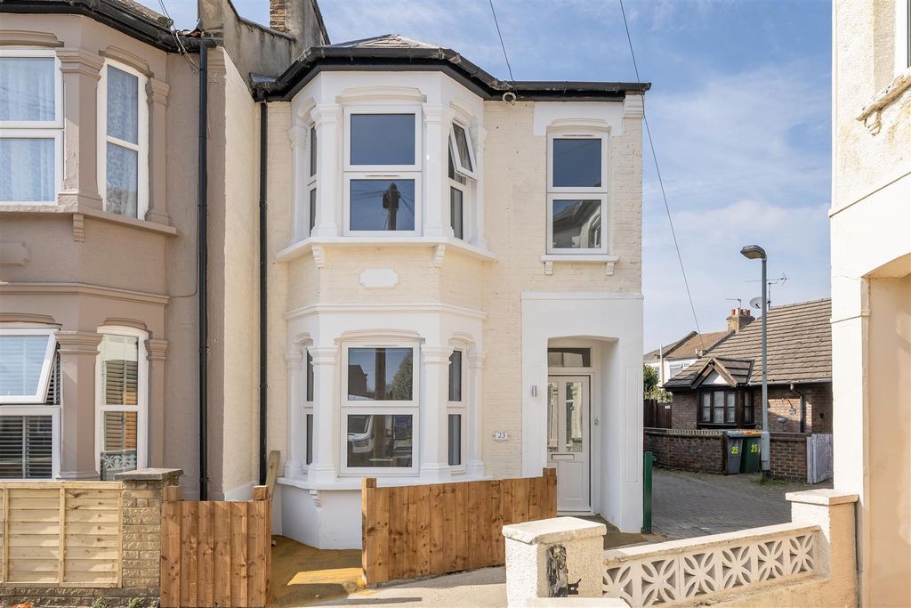 Property photo 1 of 23 Durham Road, E16