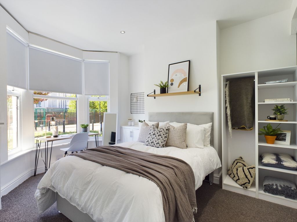 Property photo 2 of 13 A Spacious And Bright Large Double Bedroom, Perfec...