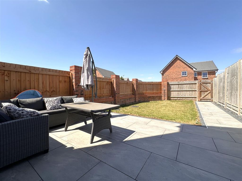 Property photo 3 of 23 Well-Appointed Rear Garden 319