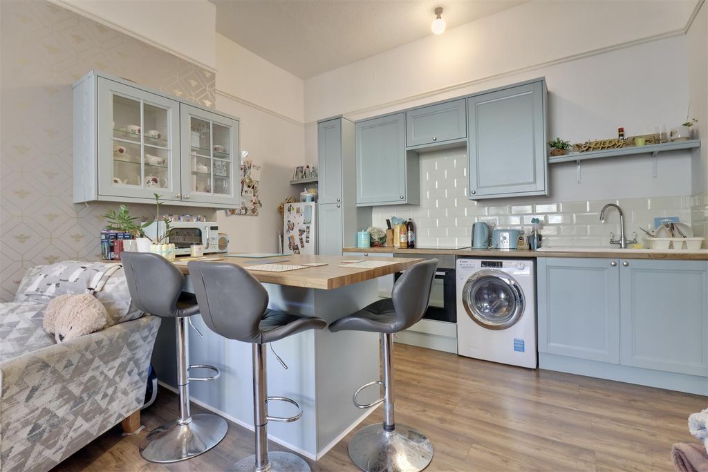 Property photo 3 of 13 D51554F3-13C2-4061-Bbf3-81876219E475_1_201_A.Jpeg