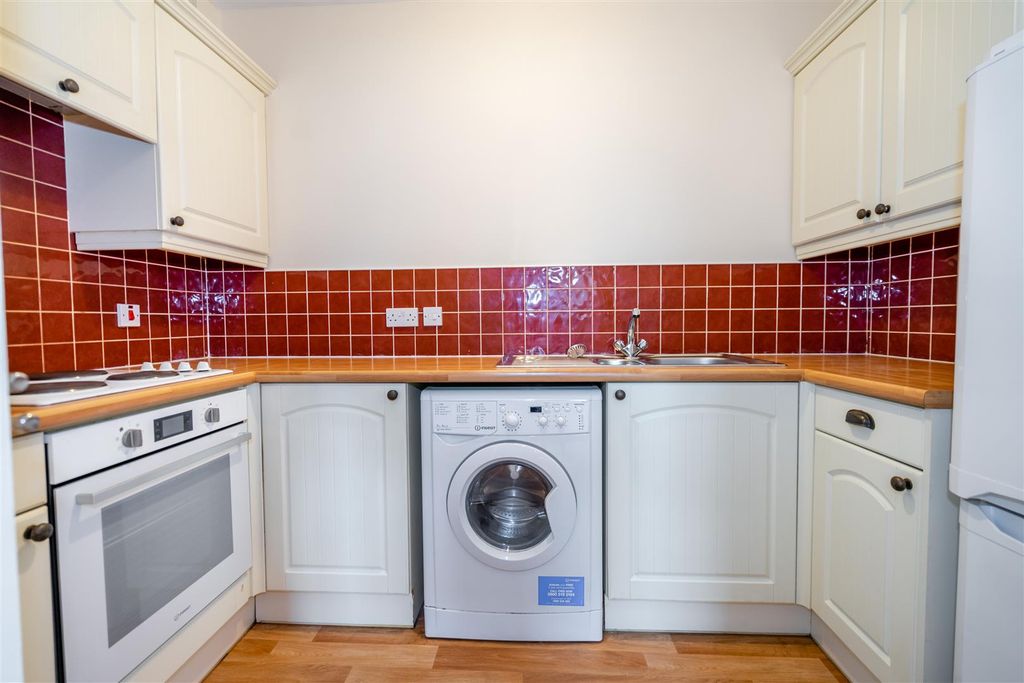 Property photo 3 of 7 Albert Close 5 - Kitchen.Jpg
