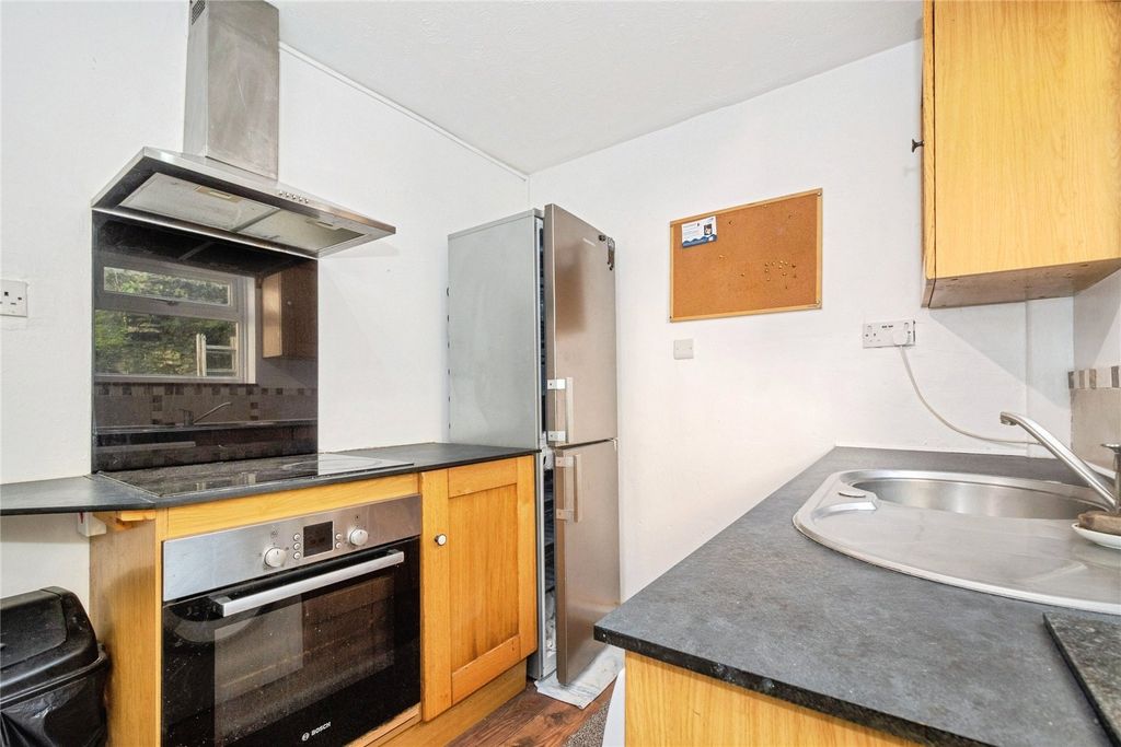 Property photo 3 of 10 Kitchen