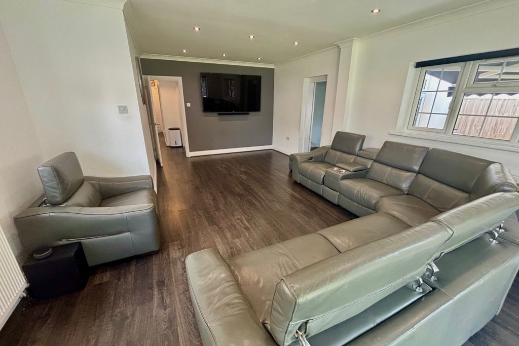 Property photo 2 of 10 Lounge