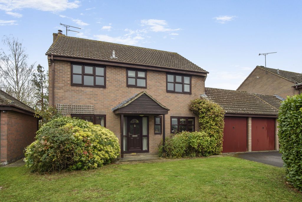 Property photo 2 of 20 Front Garden