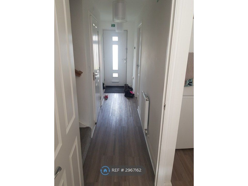 Property photo 2 of 10 Hallway