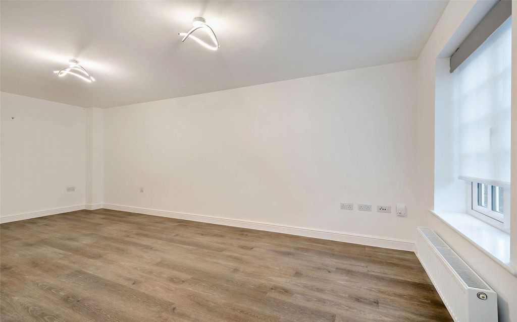 Property photo 3 of 17 Sitting Room