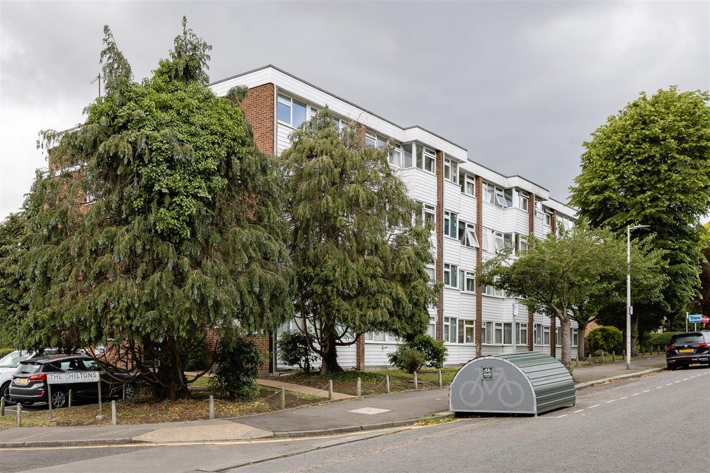 Property photo 1 of 19 Grove Hill, E18