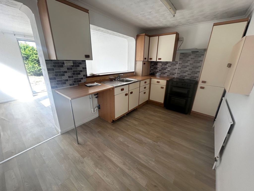 Property photo 3 of 8 Kitchen