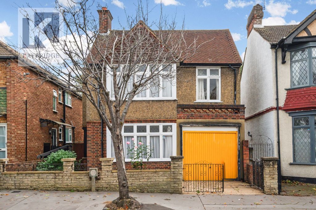 Property photo 1 of 12 Waddon Park Avenue, Croydon - Cr0 4LX